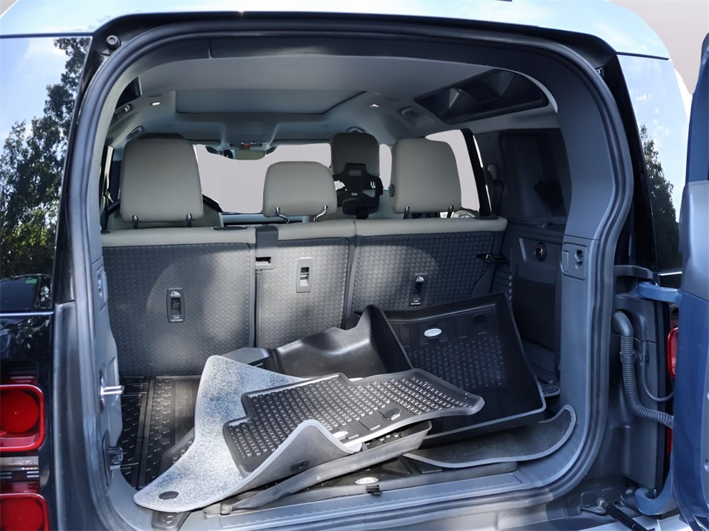 2022 Land Rover Defender 110 SE photo 11
