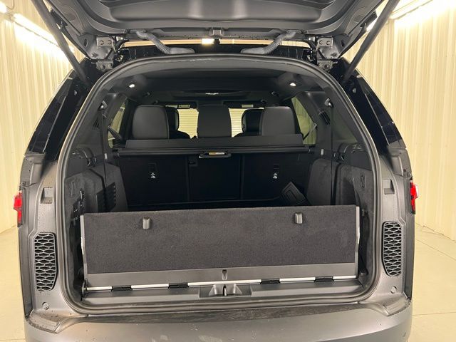 2025 Land Rover Discovery S photo 24