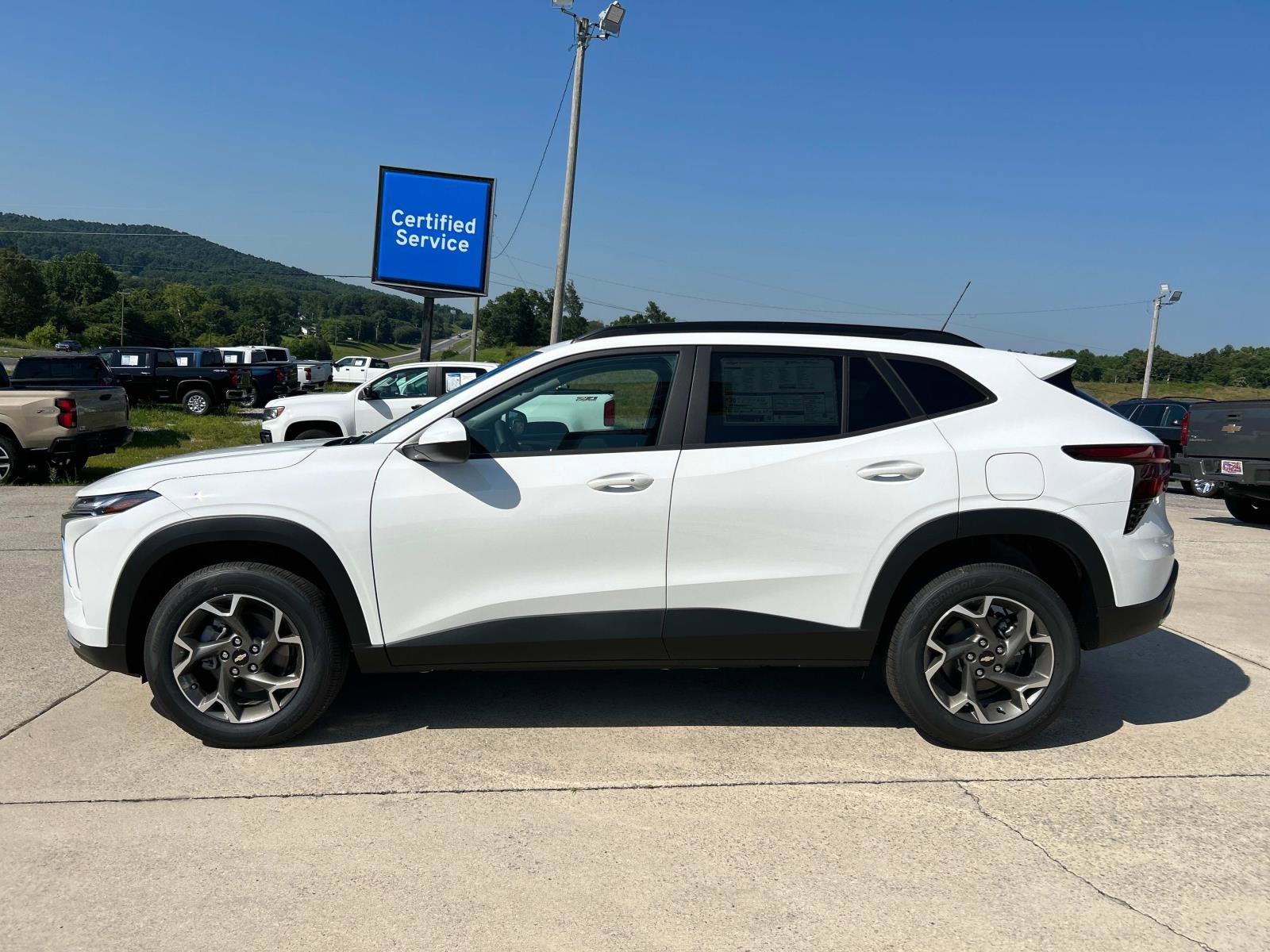 2025 Chevrolet Trax LT photo 7