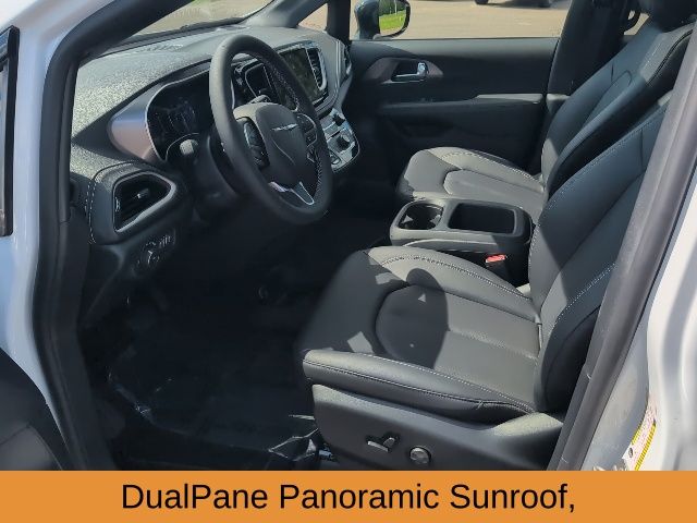 2026 Chrysler Pacifica photo 2