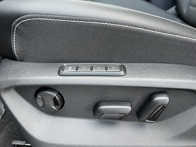 2025 Volkswagen Atlas Cross Sport SEL R-Line photo 35