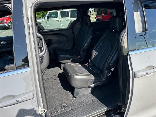 2025 Chrysler Pacifica photo 13