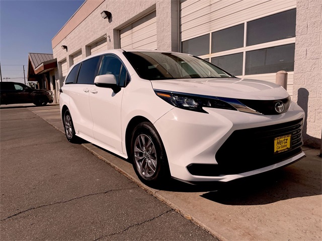 2024 Toyota Sienna LE photo 3