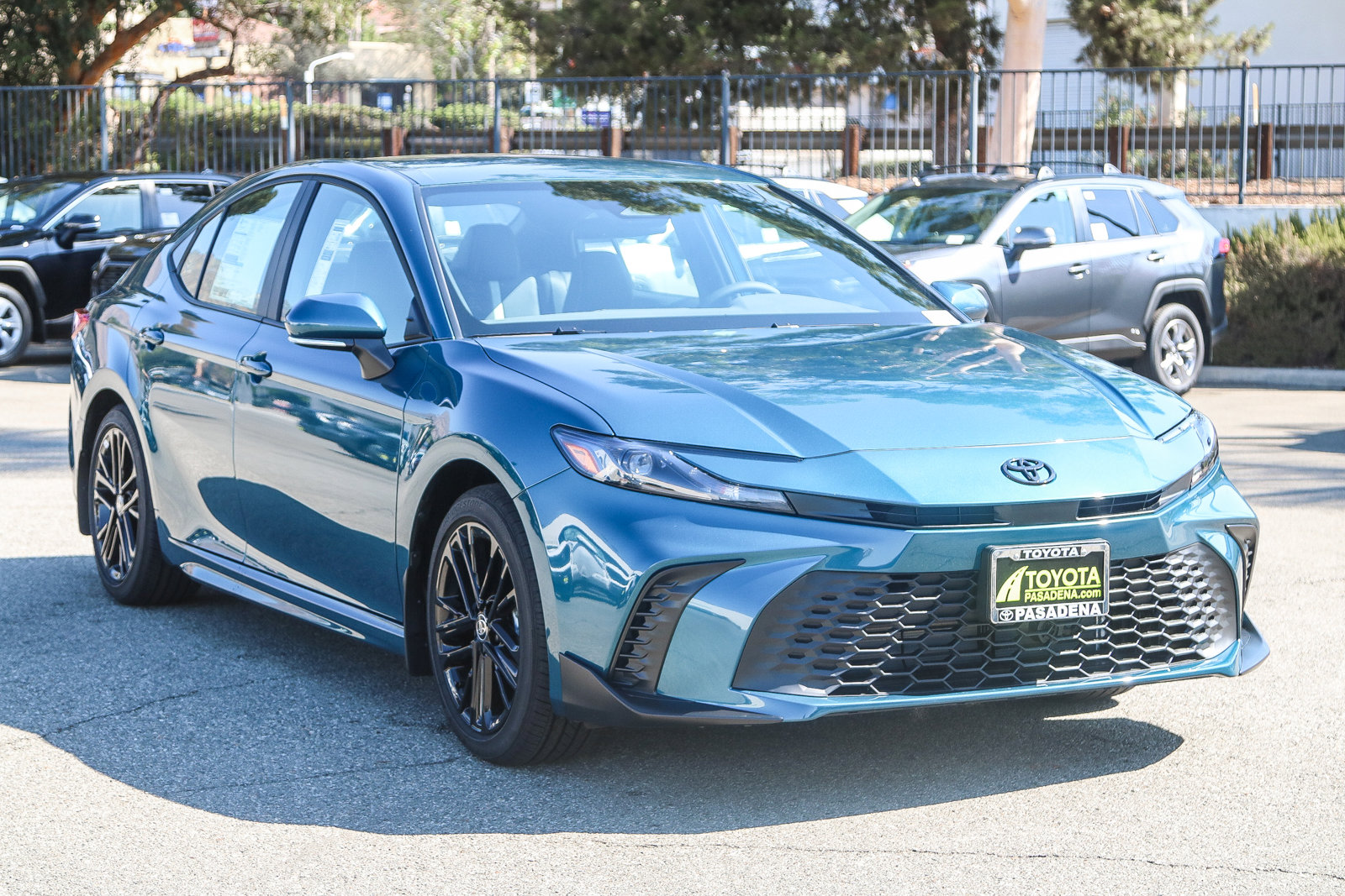 2025 Toyota Camry Hybrid SE photo 3