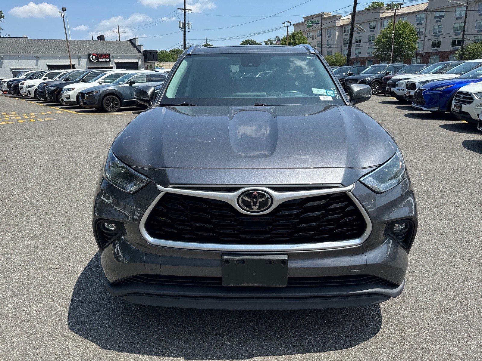 2021 Toyota Highlander XLE photo 2