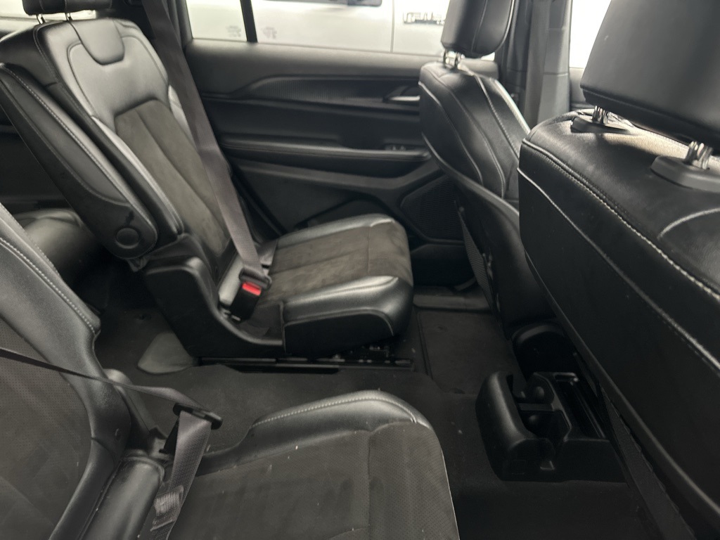 2023 Jeep Grand Cherokee Laredo Altitude photo 3