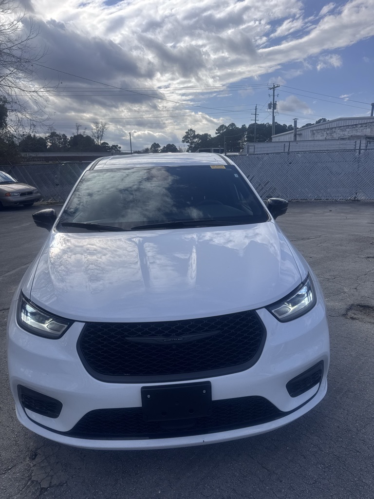 2024 Chrysler Pacifica PHEV Select's photo