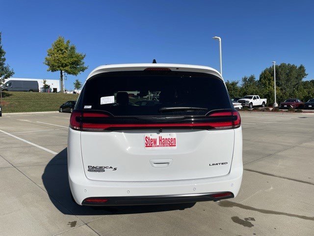 2026 Chrysler Pacifica Limited photo 3
