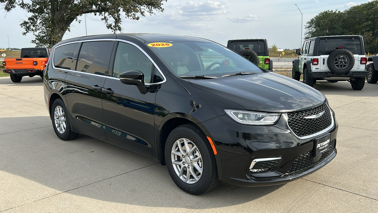 2026 Chrysler Pacifica Select's photo