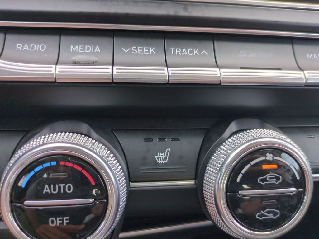 2021 Genesis G70 2.0T photo 21