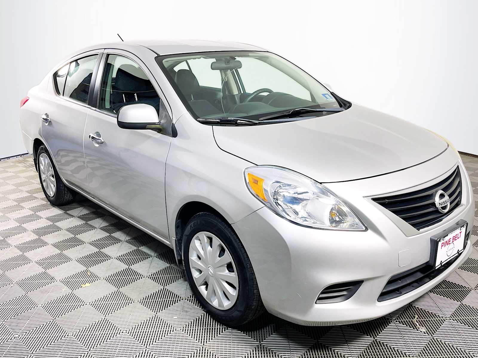2012 Nissan Versa SV photo 3