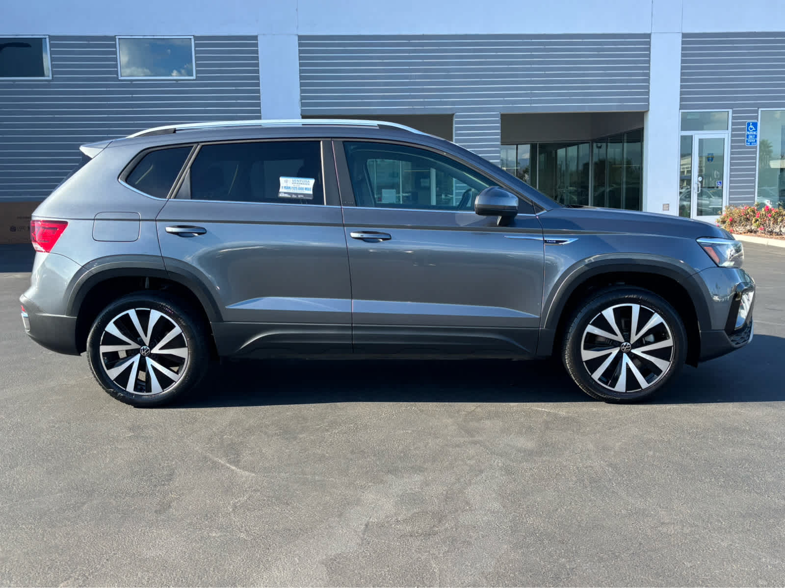 2022 Volkswagen Taos SE photo 2