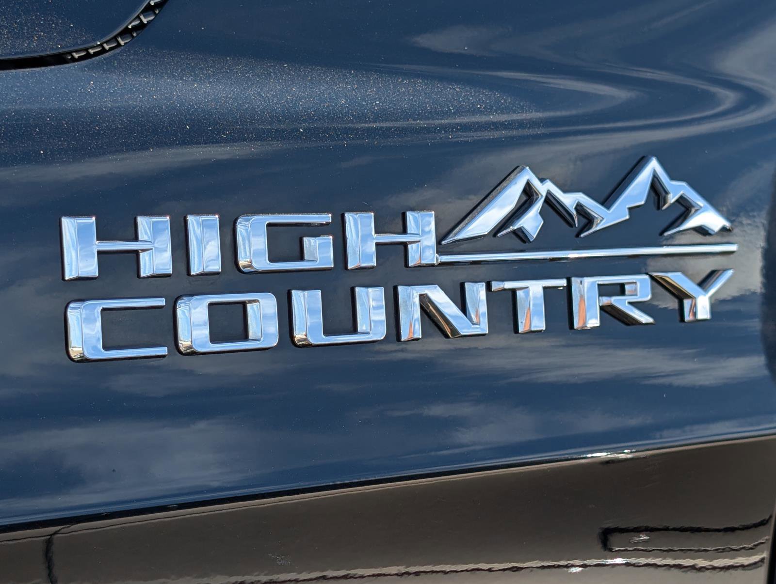 2021 Chevrolet Suburban High Country photo 2