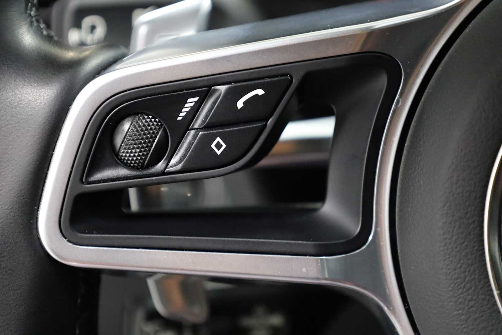 2021 Porsche Macan Base photo 27