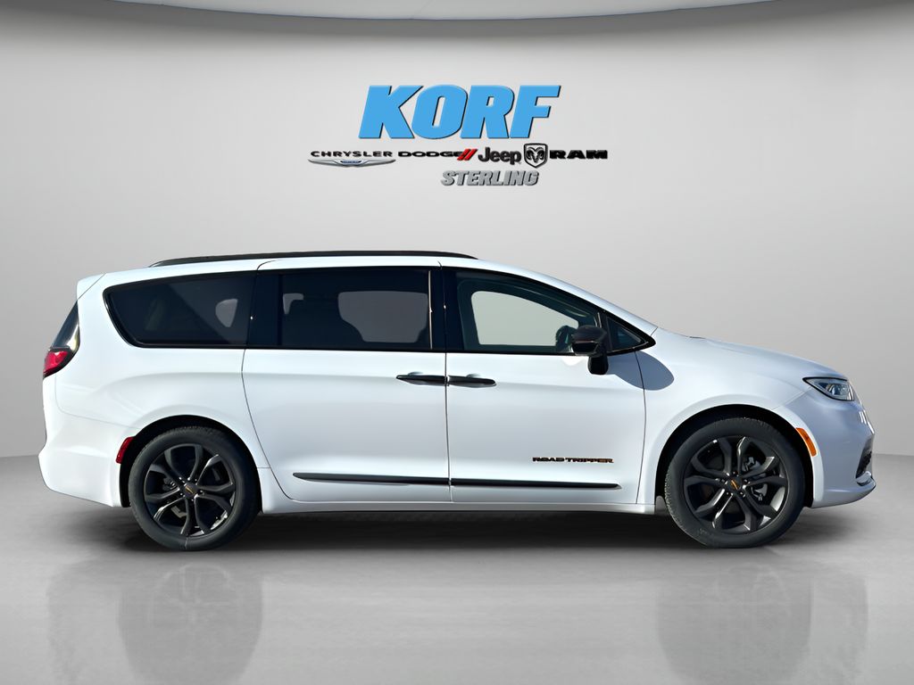 2024 Chrysler Pacifica Touring L photo 4
