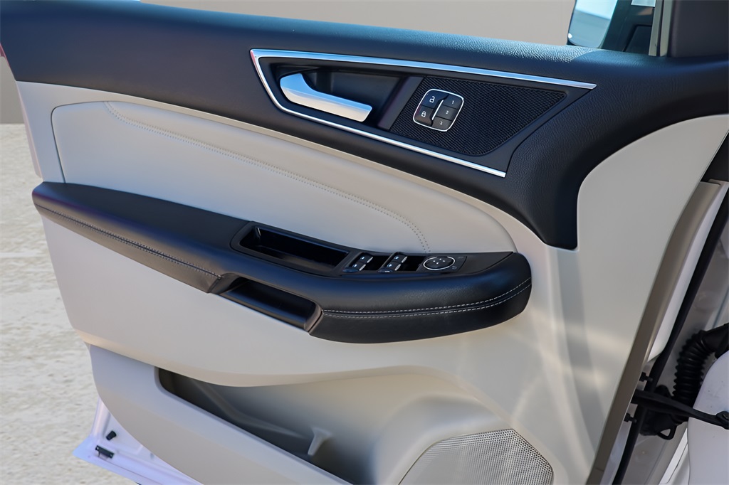 2016 Ford Edge Titanium photo 16