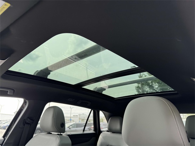 2024 Volkswagen Atlas Cross Sport SEL R-Line photo 2