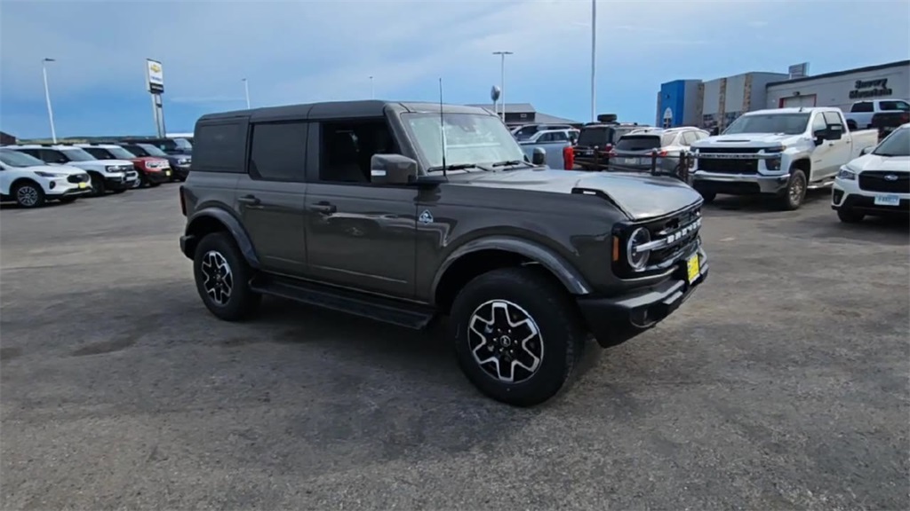 2025 Ford Bronco Outer Banks photo 2