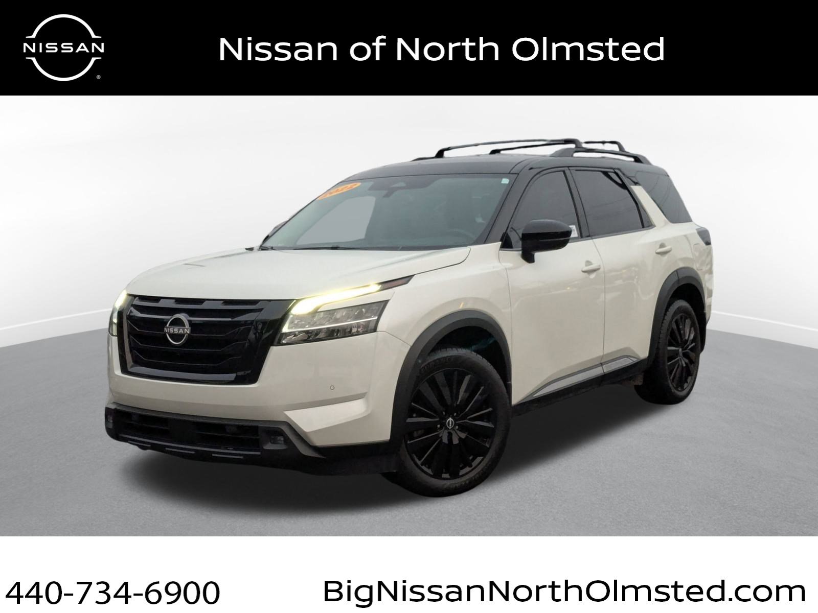 2022 Nissan Pathfinder Platinum's photo