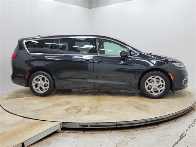2024 Chrysler Pacifica Limited photo 3