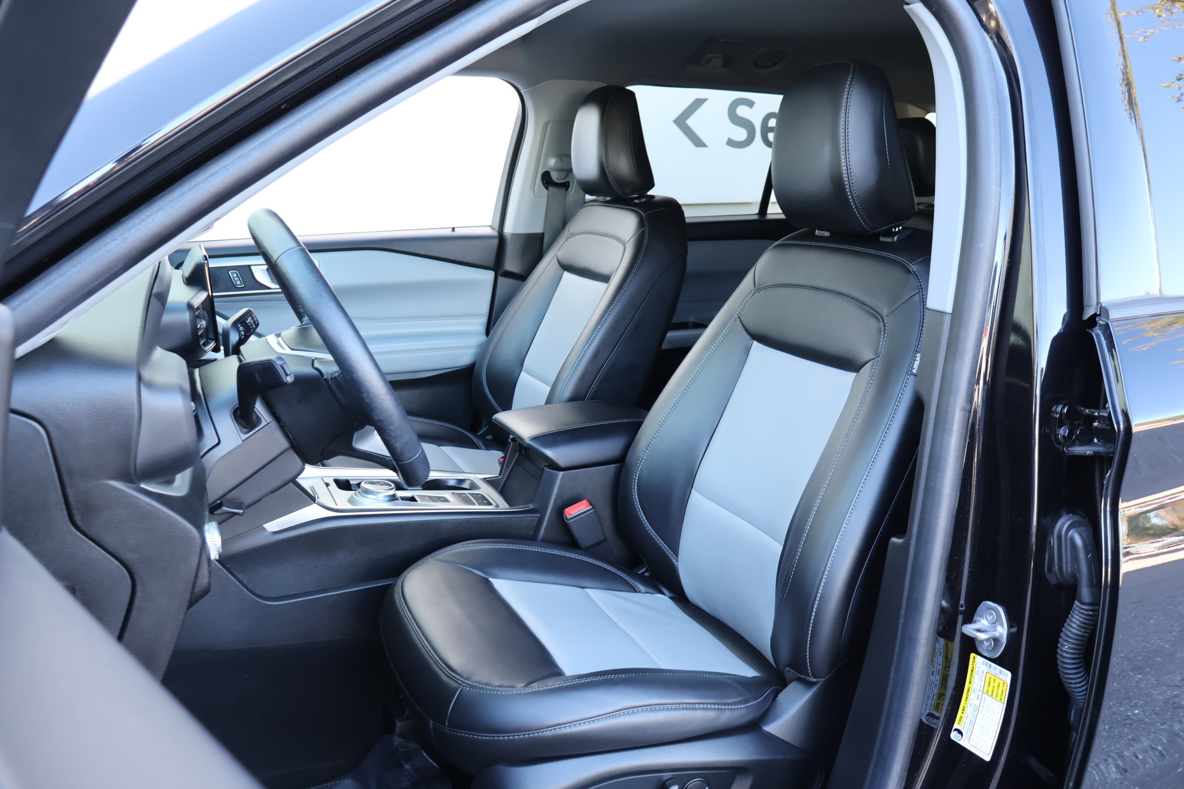 2022 Ford Explorer XLT photo 2