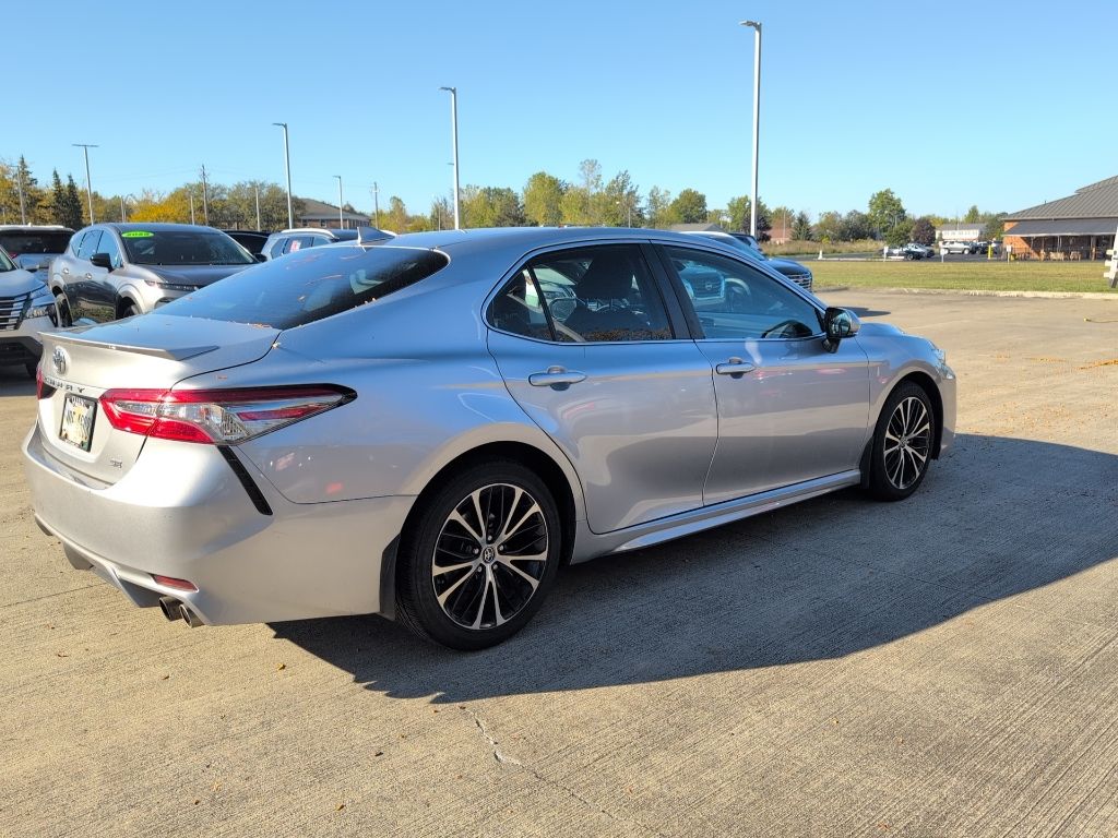 2019 Toyota Camry SE XLE photo 3