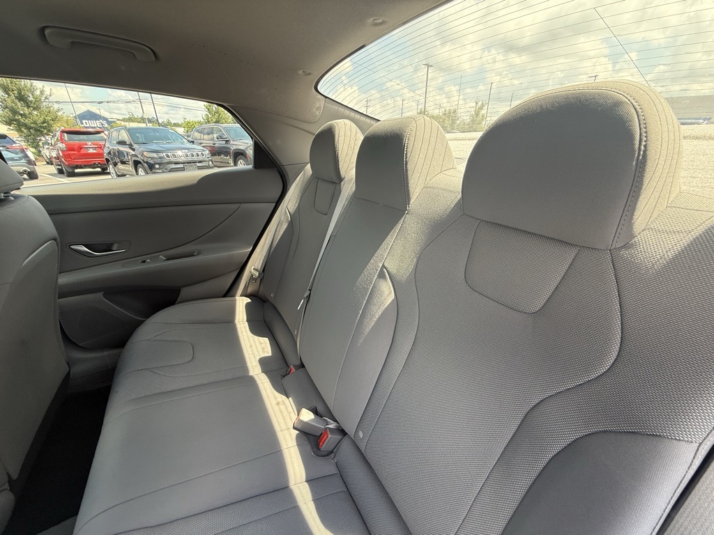 2022 Hyundai Elantra SE photo 25