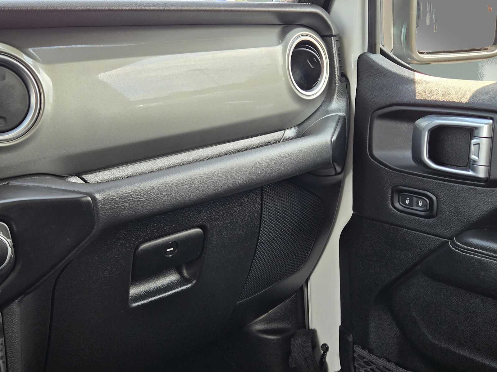 2022 Jeep Wrangler Unlimited Sahara photo 29
