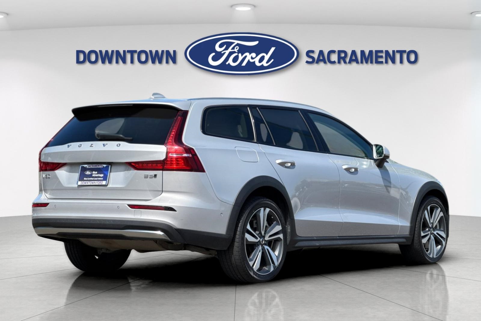 2024 Volvo V60 Cross Country B5 Plus photo 2