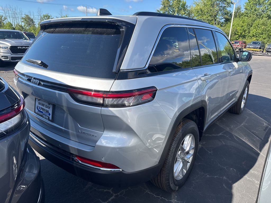 2025 Jeep Grand Cherokee Laredo photo 2