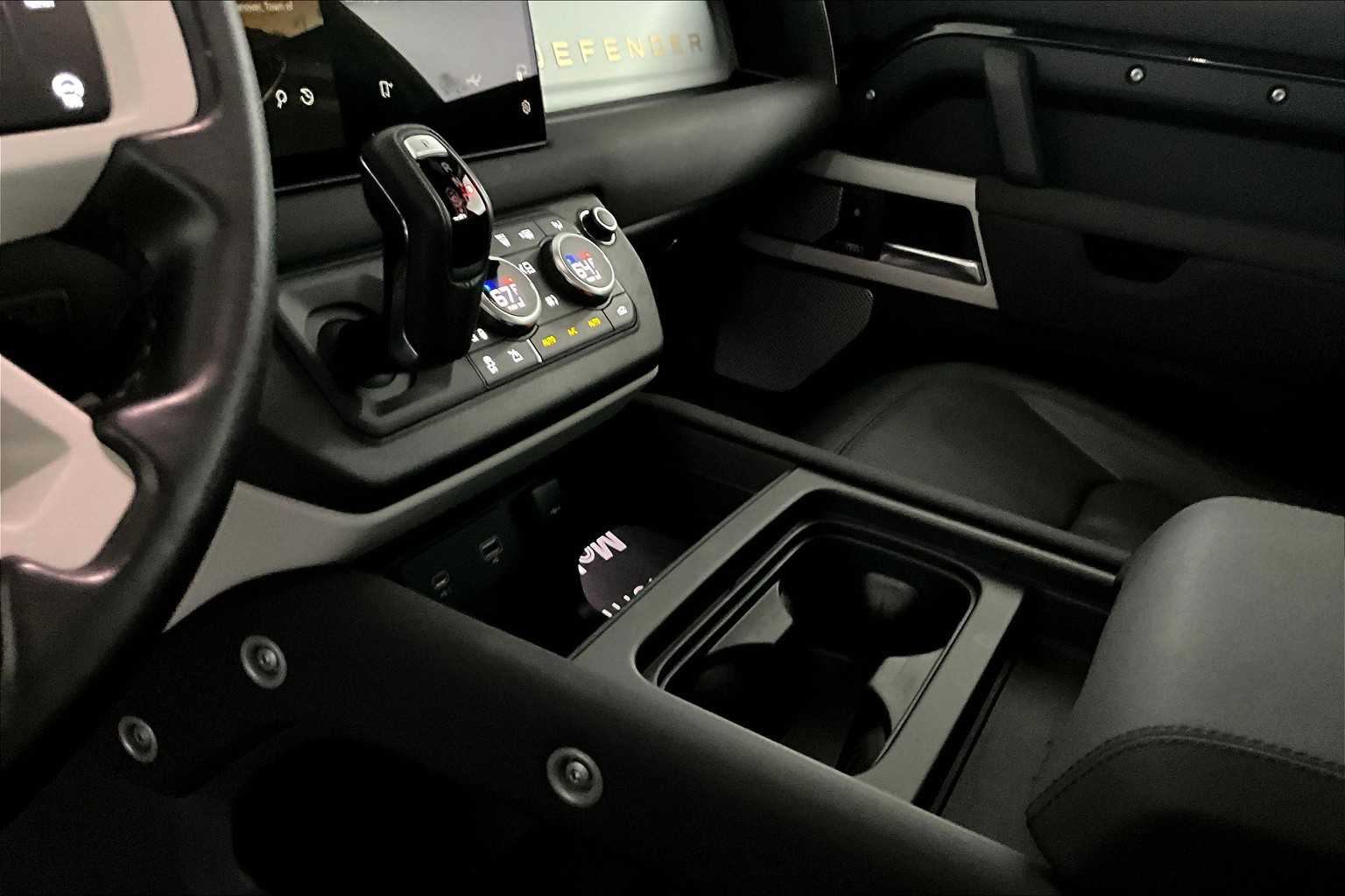 2023 Land Rover Defender SE photo 15