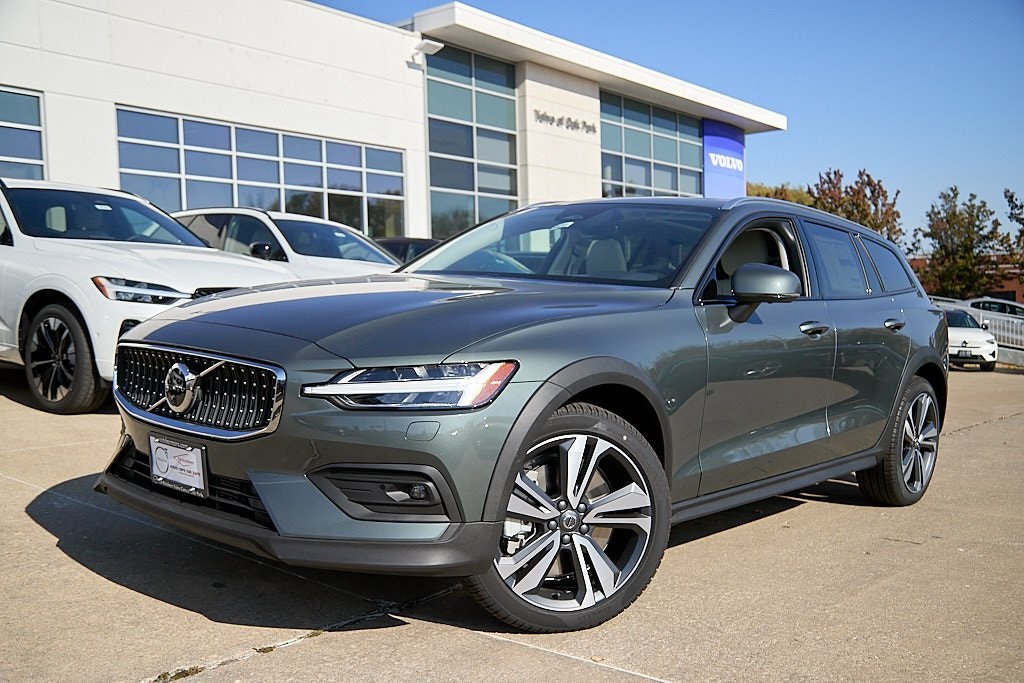 2026 Volvo V60 Cross Country Plus's photo