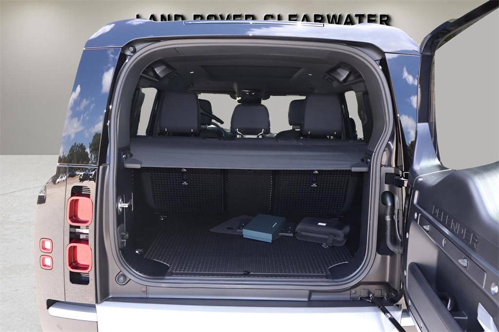 2025 Land Rover Defender 110 S photo 25