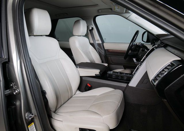 2020 Land Rover Discovery HSE photo 3