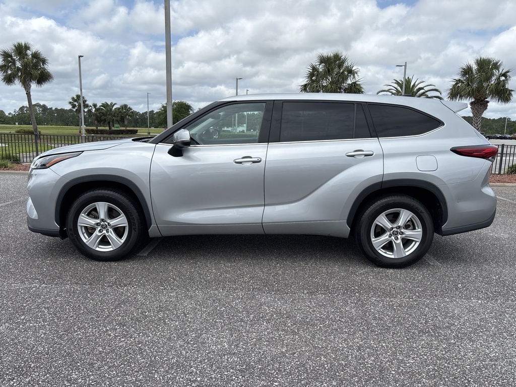 2022 Toyota Highlander LE photo 2