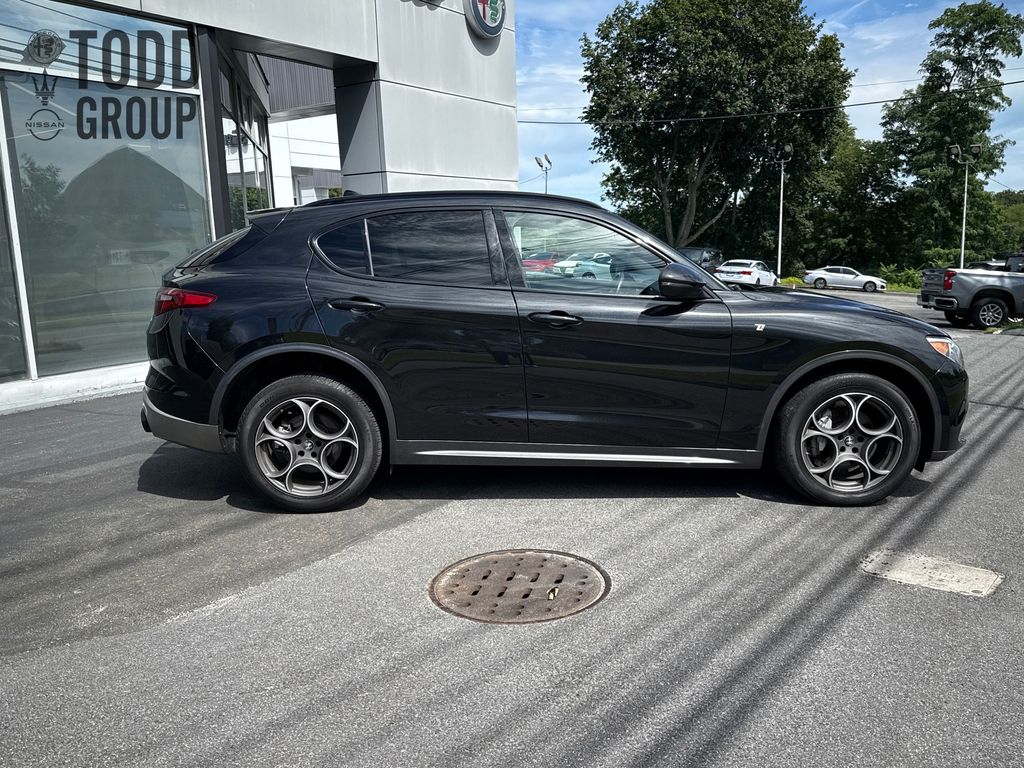 2022 Alfa Romeo Stelvio Ti photo 4
