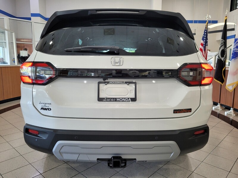 2025 Honda Pilot TrailSport photo 2