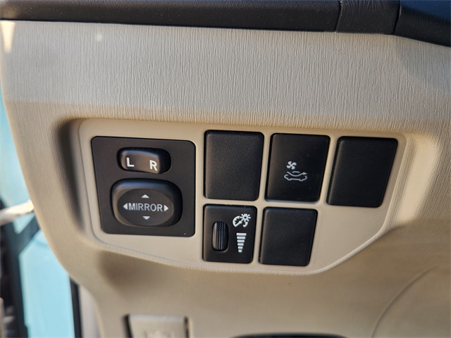 2015 Toyota Prius Four photo 19