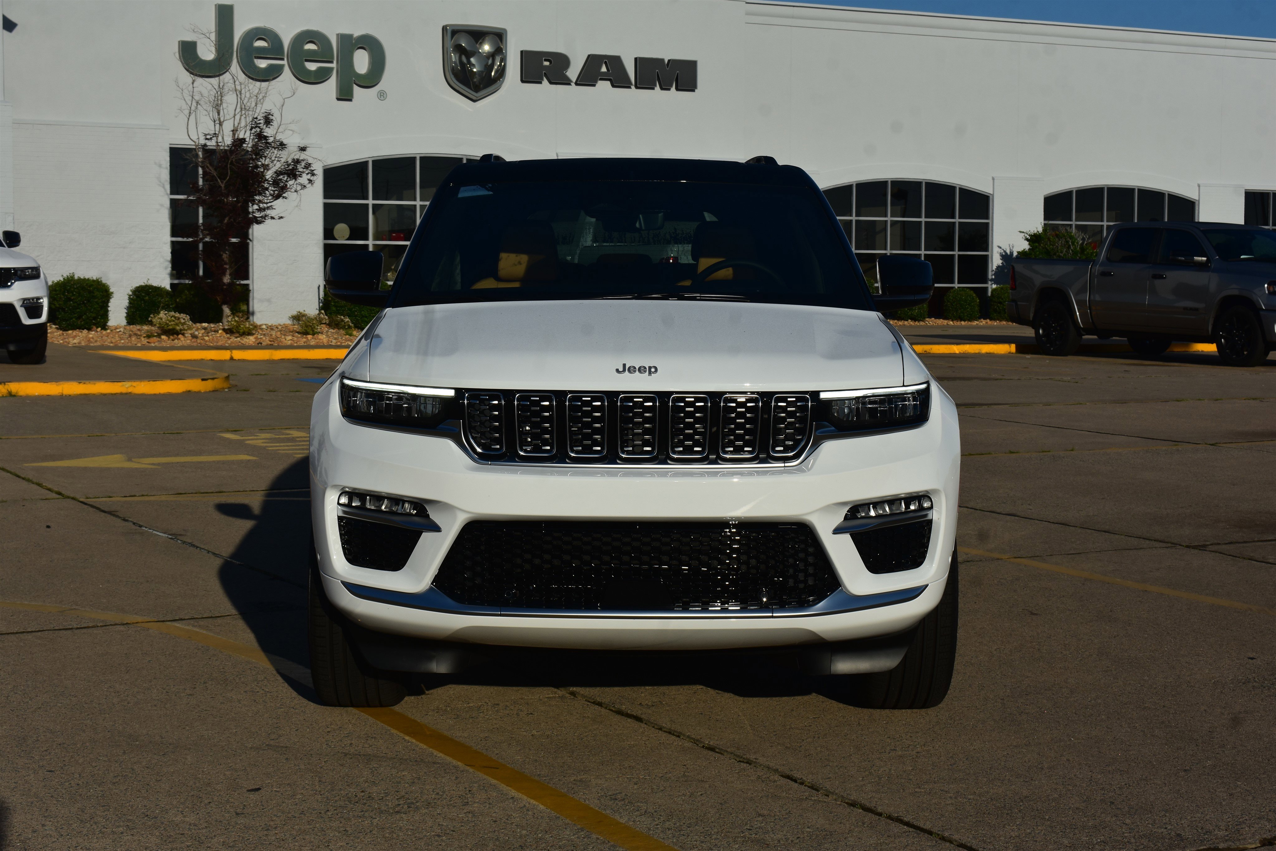 2025 Jeep Grand Cherokee Summit photo 2