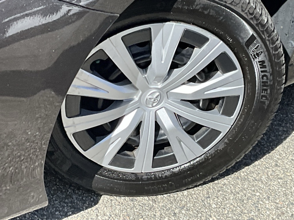 2018 Toyota Camry Hybrid LE photo 2