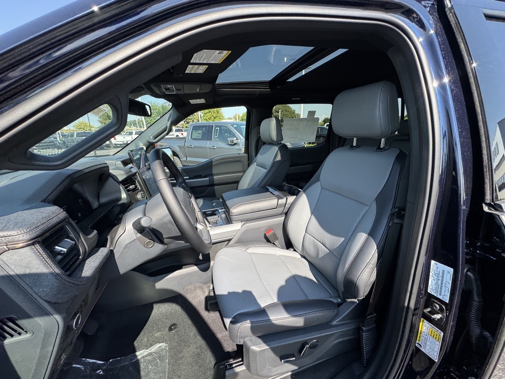 2025 Ford F-150 Lightning Lariat photo 13