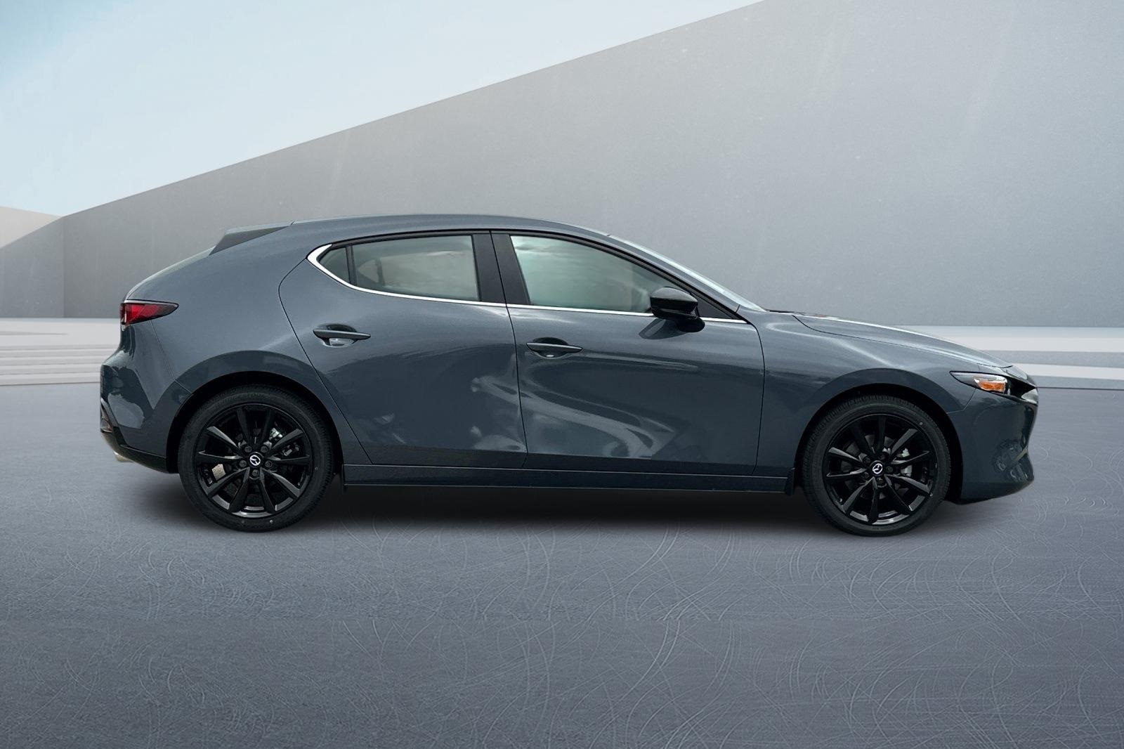 2026 Mazda Mazda3 Hatchback 2.5 s Carbon photo 2