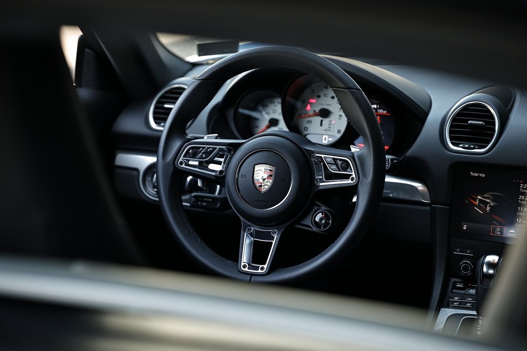 2025 Porsche Cayman photo 30