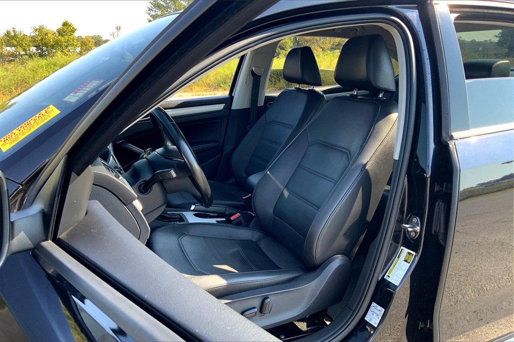 2019 Volkswagen Passat 2.0T Wolfsburg Edition photo 24