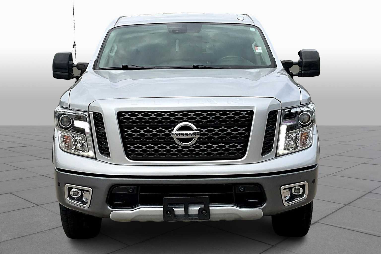 2019 Nissan Titan PRO-4X photo 3