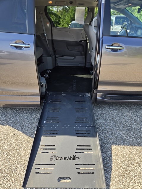 2019 Toyota Sienna XLE photo 4