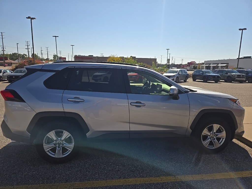 2020 Toyota RAV4 XLE photo 4