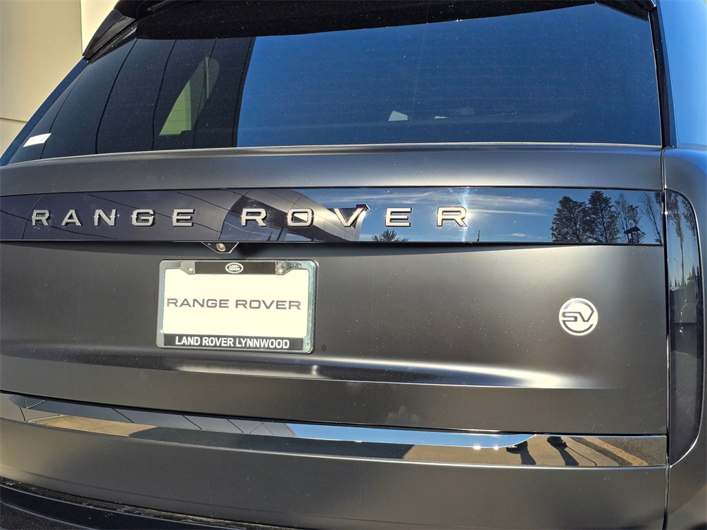 2025 Land Rover Range Rover SV photo 9
