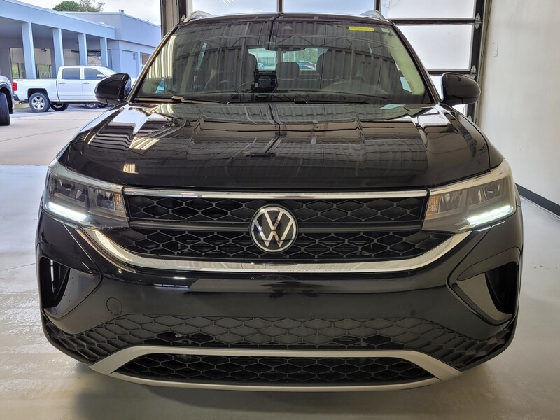 2023 Volkswagen Taos SE photo 4