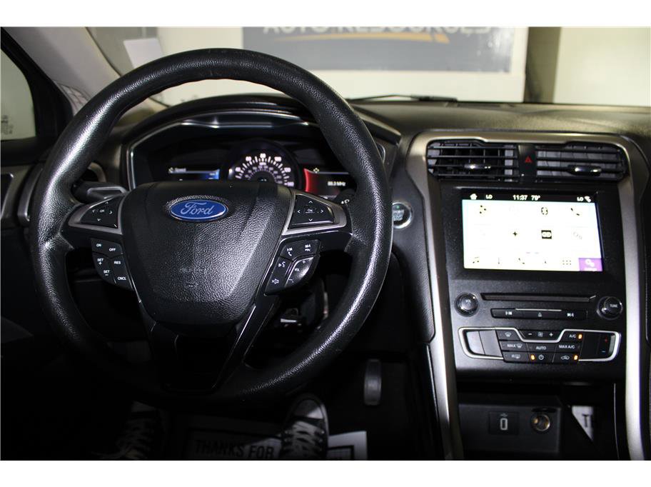 2017 Ford Fusion SE photo 28